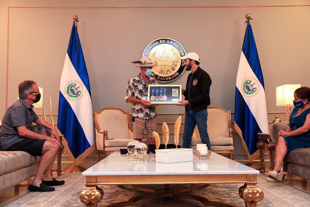 Presidente Bukele recibe reconocimiento de la ISA por exitosa organización del mundial de surf presidente-bukele-recibe-reconocimiento-de-la-isa-por-exitosa-organizacion-del-mundial-de-surf